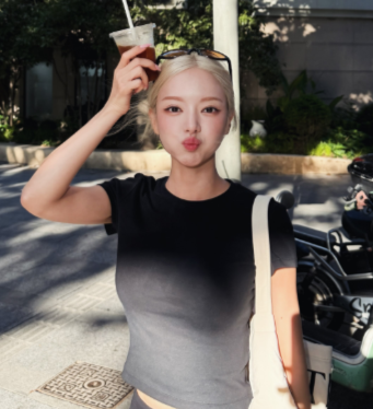 커피로 더위 식히는 중”…초아, 상하이서 포착된 뜻밖의 근황