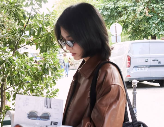 “파리 골목서 찰칵…” 송혜교, 꾸안꾸 일상 속 감춰지지 않는 독보적 아우라의 비밀