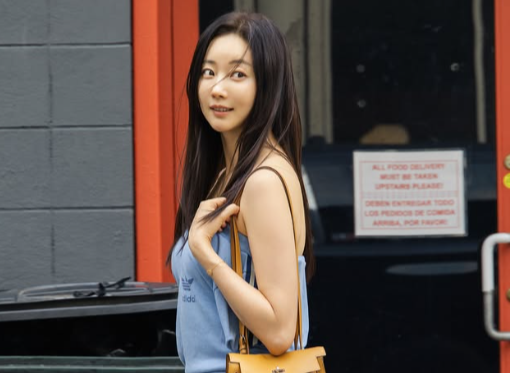 48세 나이 믿기지 않는 압도적 각선미…김사랑, 뉴욕 여행 중 포착된 완벽 몸매에…‘들썩’