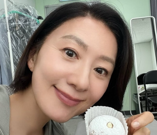 환갑 앞둔 김희애, 외모 악플 뒤 촬영장 공개…주름보다 눈길 끈 ‘반전 미소’